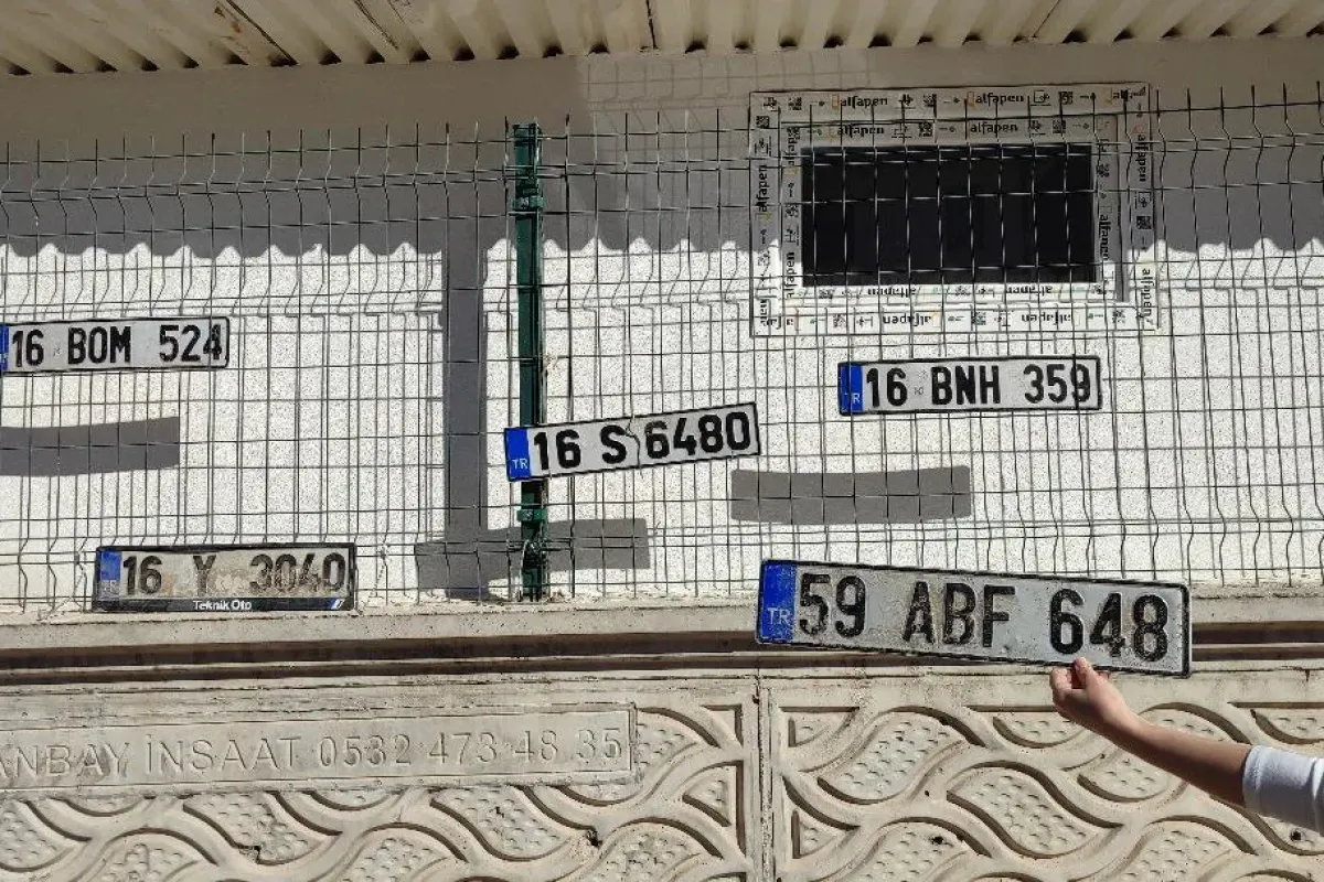 İnegöl'de düşen plakalar duvar koleksiyonu oldu
