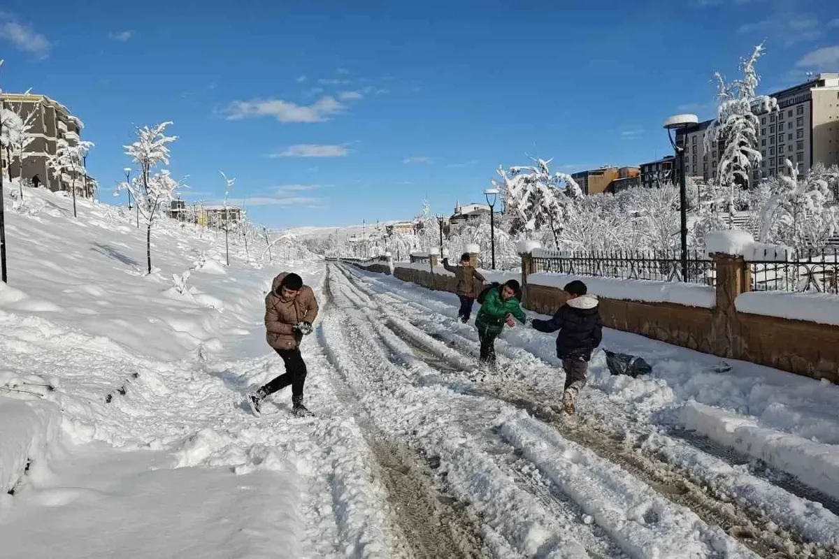 Yoğun kar yağışı sonrası 2 ilimizde okullar tatil