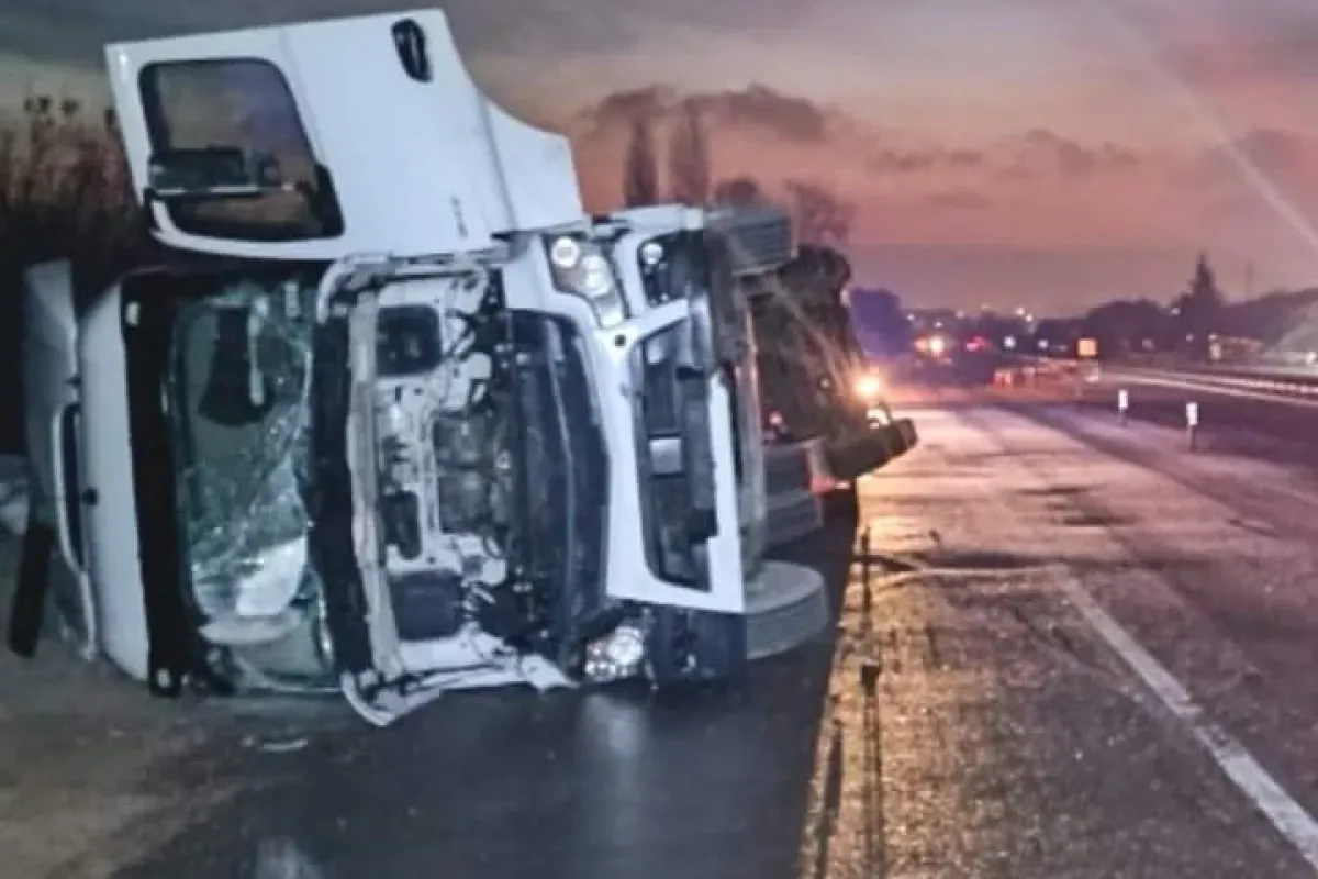 İnegöl'de iplik yüklü tır devrildi; 1 yaralı