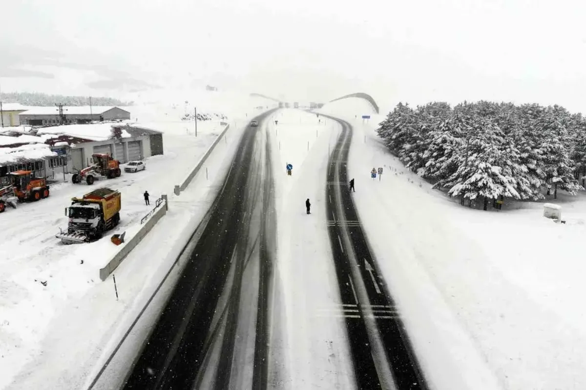 Erzincan’da kar ve sis ulaşımı aksattı, eğitime ara verildi