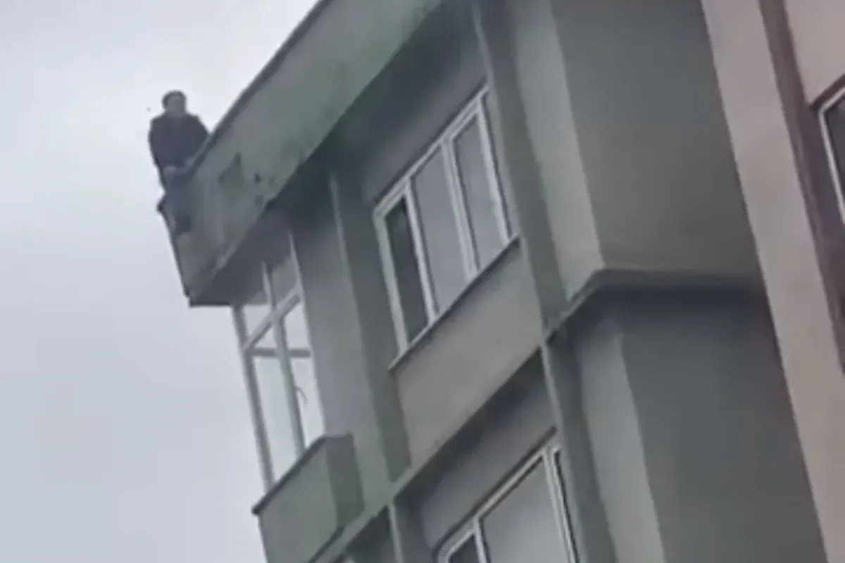 Eşiyle barışmak için çatıya çıktı intihar etmek istedi