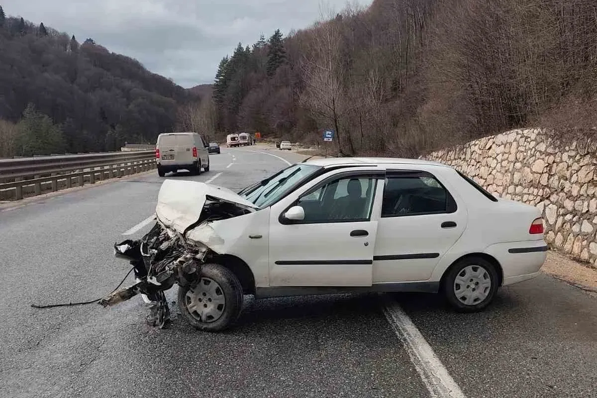 Bursa’da otomobil bariyerlere çarptı: 3 yaralı