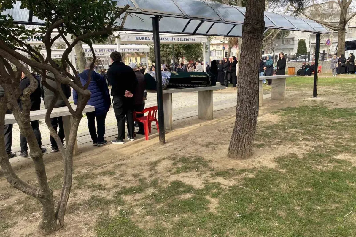 Silahlı saldırıda ölen güzellik uzmanı kadın toprağa verildi