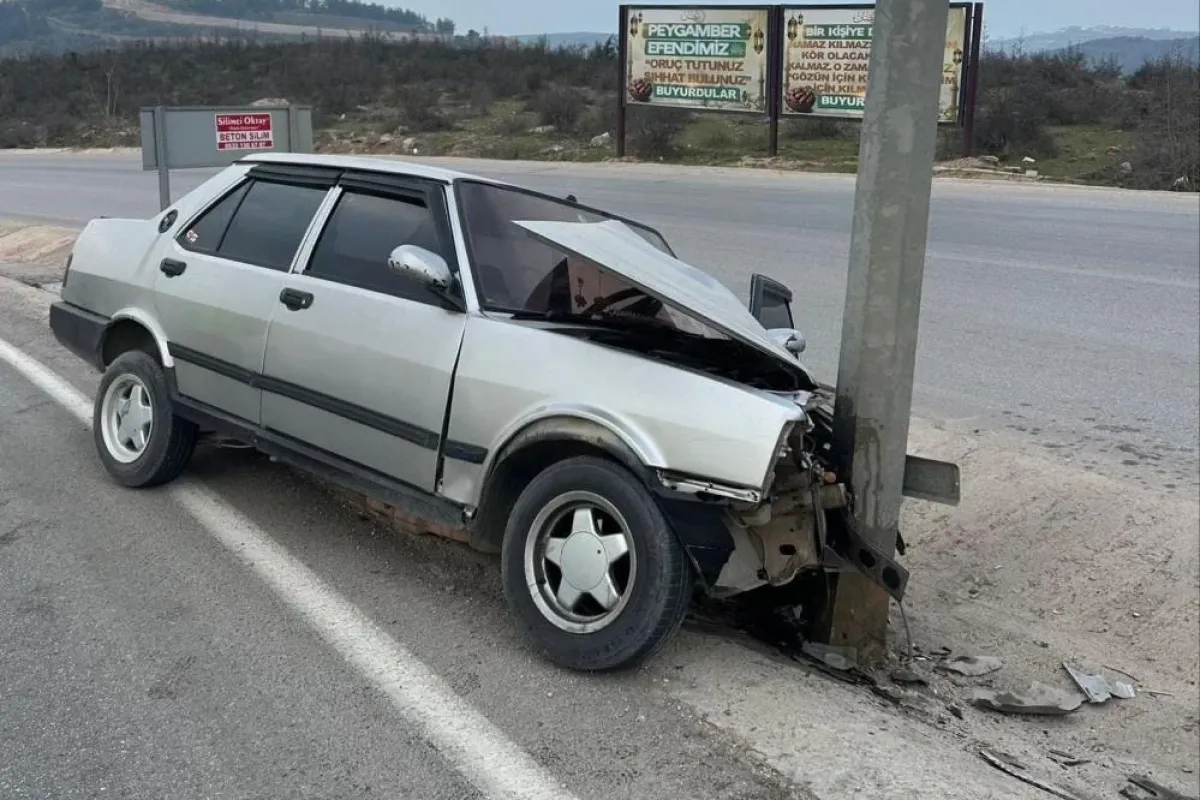 İnegöl'de feci kaza! Ok gibi direğe saplandı