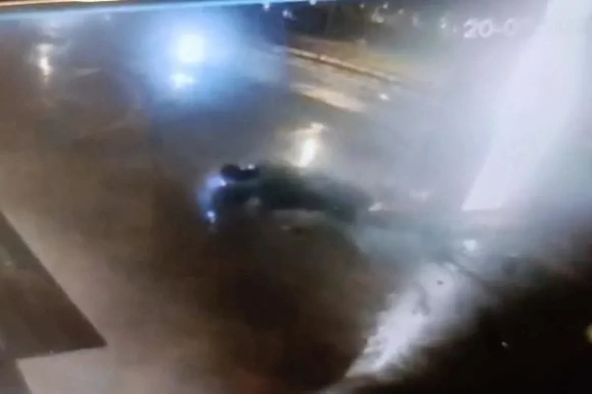 Kontrolden çıkan otomobil reklam panosuna çarptı: 1 ölü, 2 yaralı