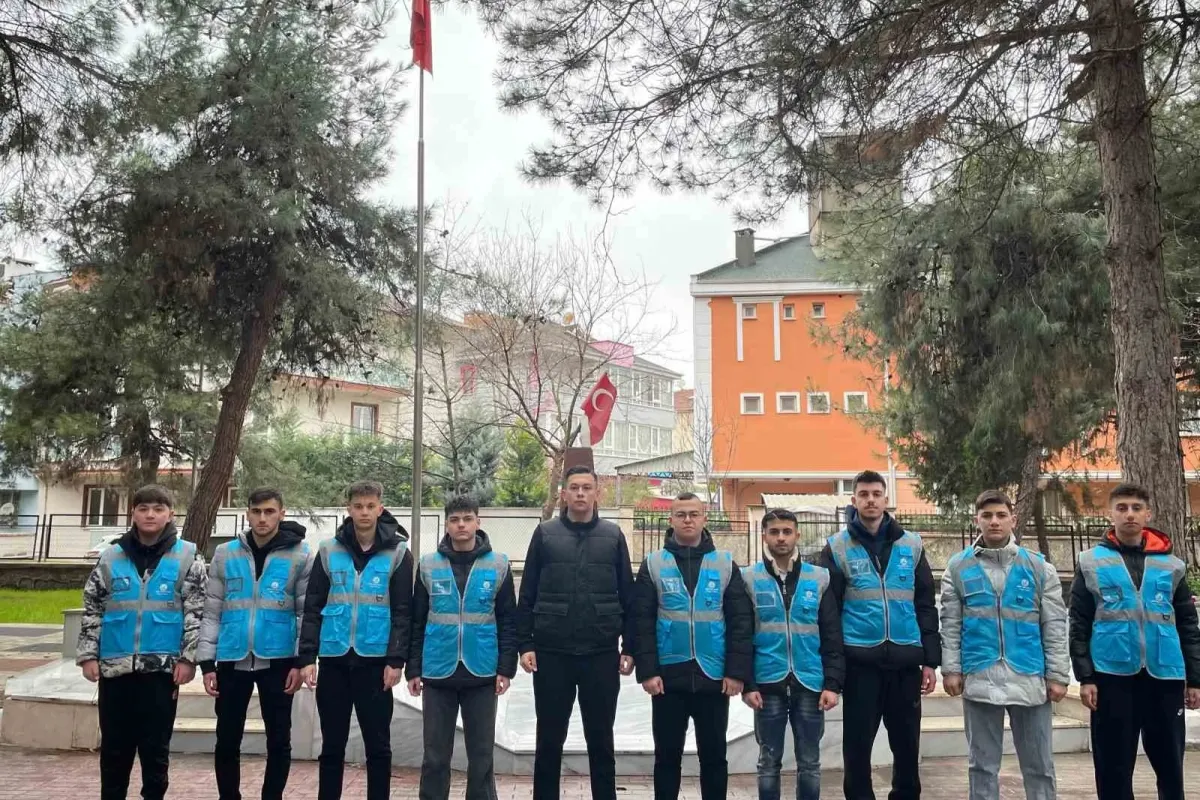 Bursa’da öğrencilerden şehit kabirlerine bayram temizliği
