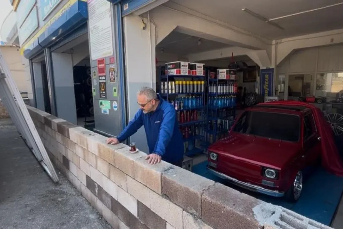 Dükkanın önüne duvar ördü! Araçlar içeride kaldı