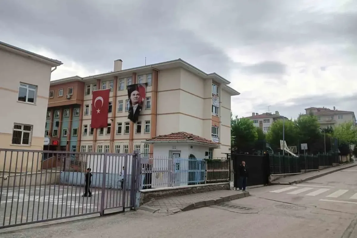 Okula silahla geldi şeffaf poşetle derse girecekler