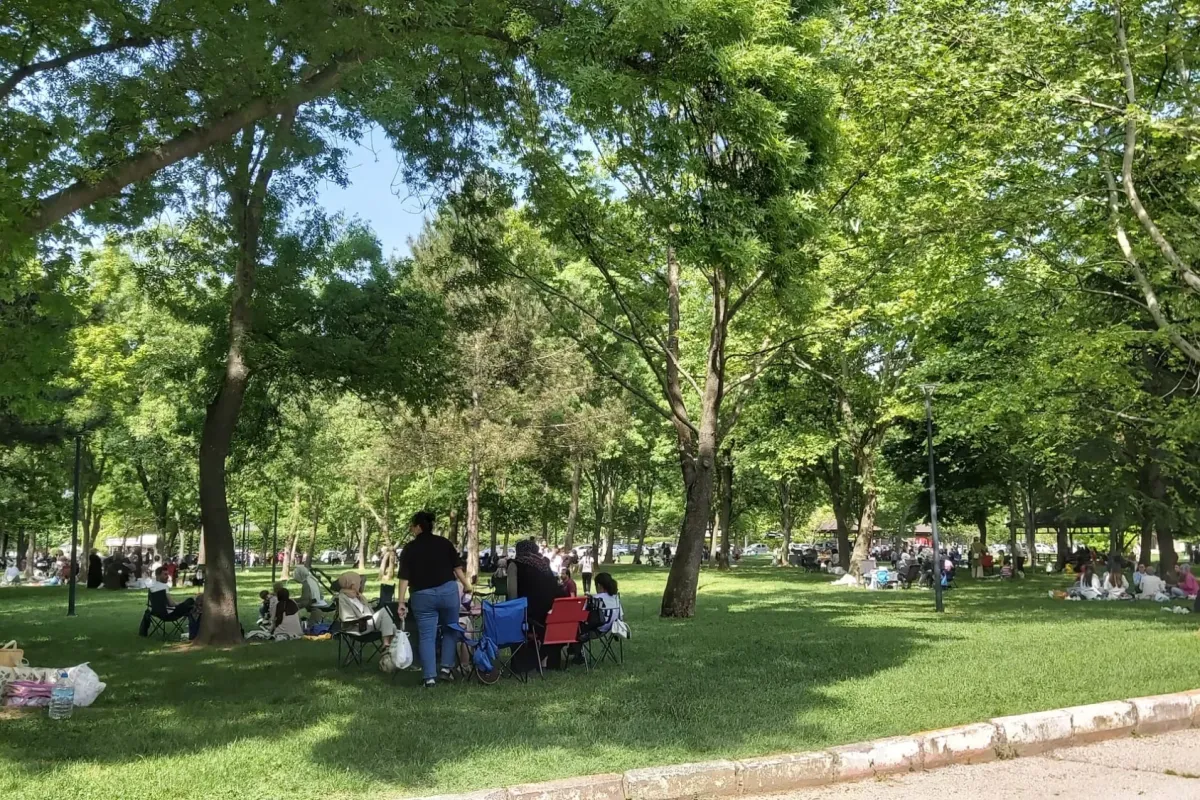 İnegöllüler Güneşi Görünce Parklara Koştu: Kültür Park Doldu Taştı