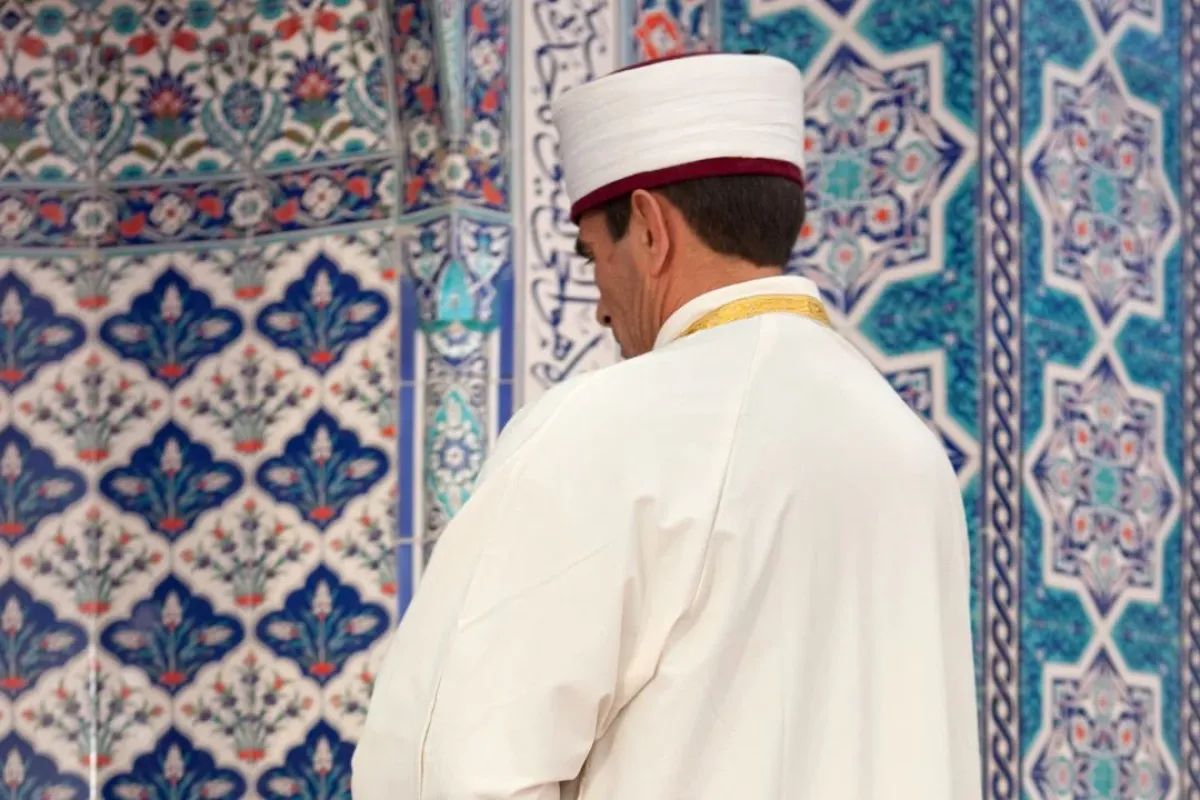 Avluda uygunsuz halde yakalandıkları imama yapmadıklarını bırakmadılar