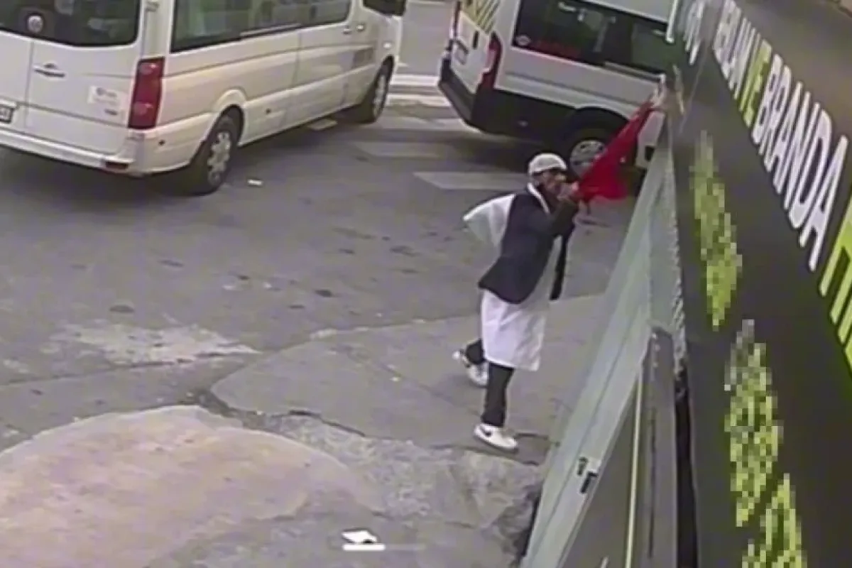 Türk bayrağına çirkin saldırı! Kıskıvrak yakalandı