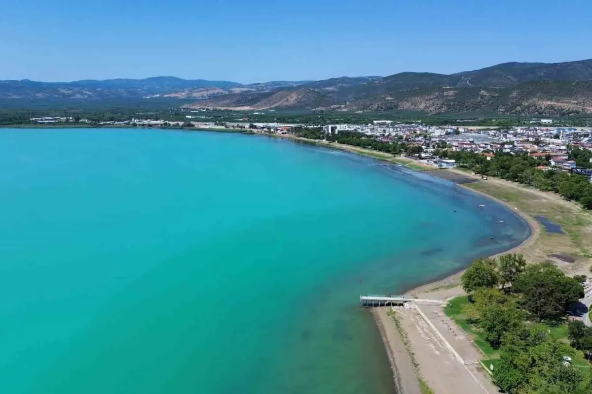 Turkuaza bürünen İznik Gölü mest etti