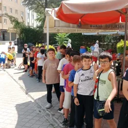 İnegöl'de çocukları sevindirmek isteyen lastikçi esnafı neye uğradığını şaşırdı
