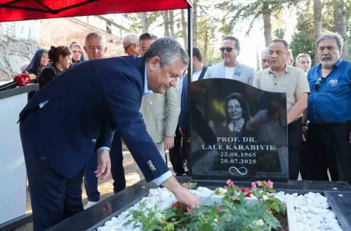 Prof. Dr. Lale Karabıyık’ı anma programına CHP Grup Başkanı Özgür Özel de katıldı