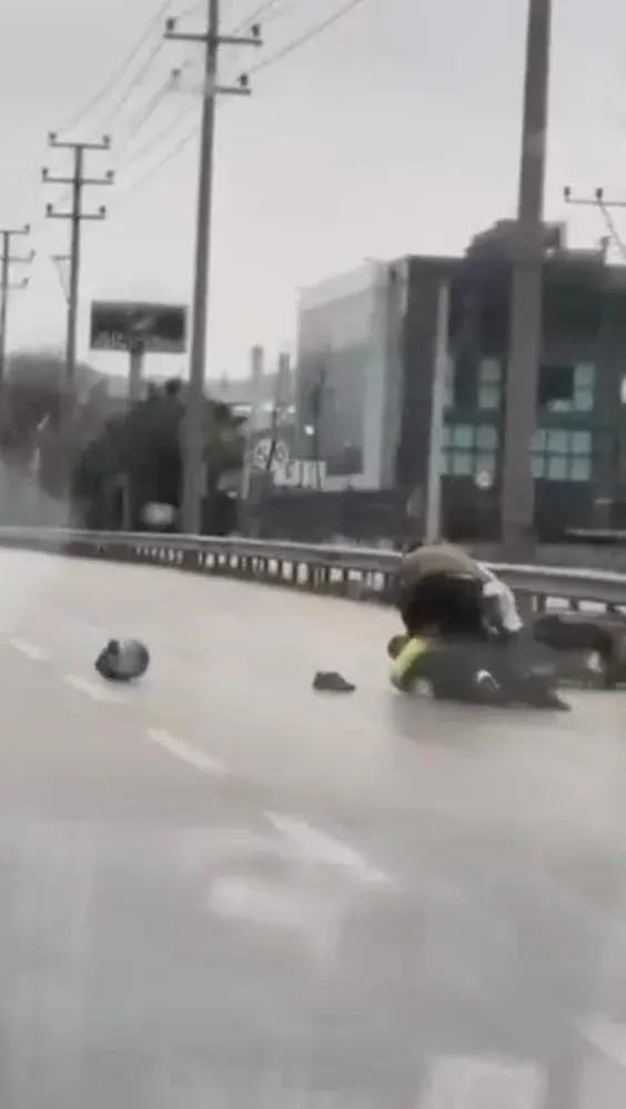 İnegöl yolunda sürücü ile motokurye birbirine girdi! İnegöl yolunda sürücü ile motokurye birbirine girdi!