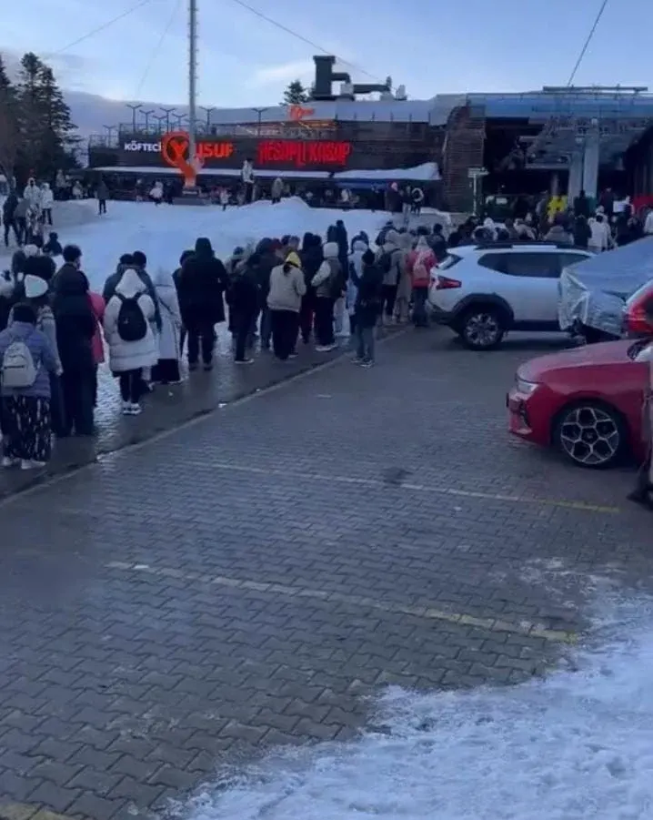 Sarıalan’da donarak beklediler! Tatilciler isyan etti