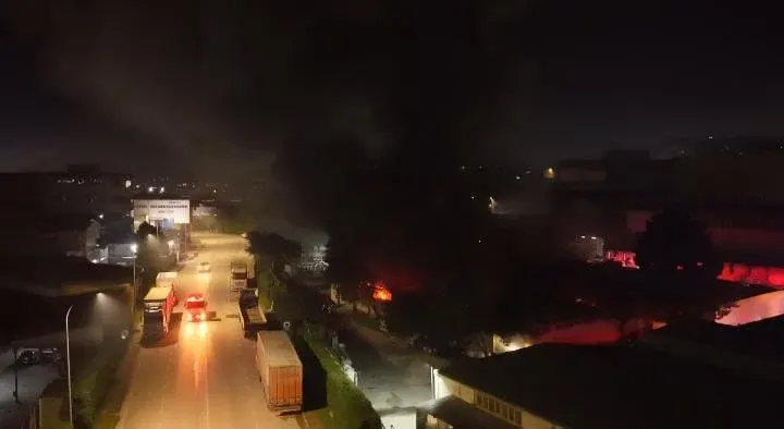 Tekstil fabrikası alevlere teslim oldu! Tekstil fabrikası alevlere teslim oldu!