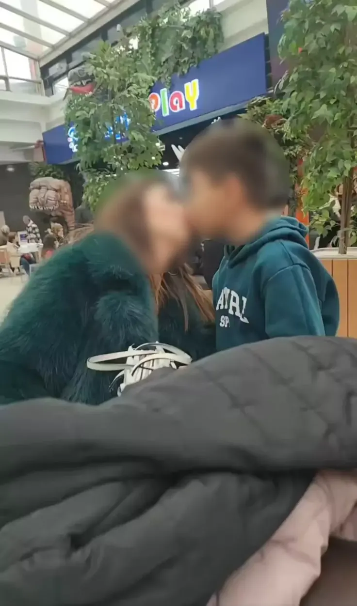 Tik-Tok'ta büyük skandal! Öğrencisini defalarca dudağından öptü