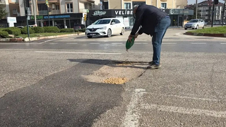 İnegöl’de Açık Bırakılan Çukur Kendi İmkanları İle Kapattı İnegöl’de Açık Bırakılan Çukur Kendi İmkanları İle Kapattı