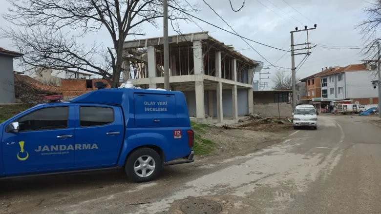 İnegöl'de inşaattan düşen işçi yaşam mücadelesi veriyor İnegöl'de inşaattan düşen işçi yaşam mücadelesi veriyor