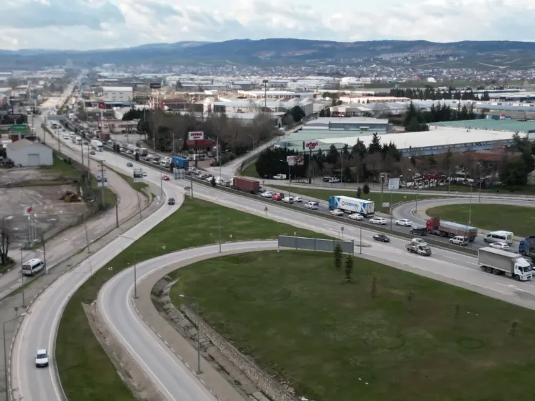Yeniceköy Köprülü Kavşak’ta zincirleme tır kazası Yeniceköy Köprülü Kavşak’ta zincirleme tır kazası