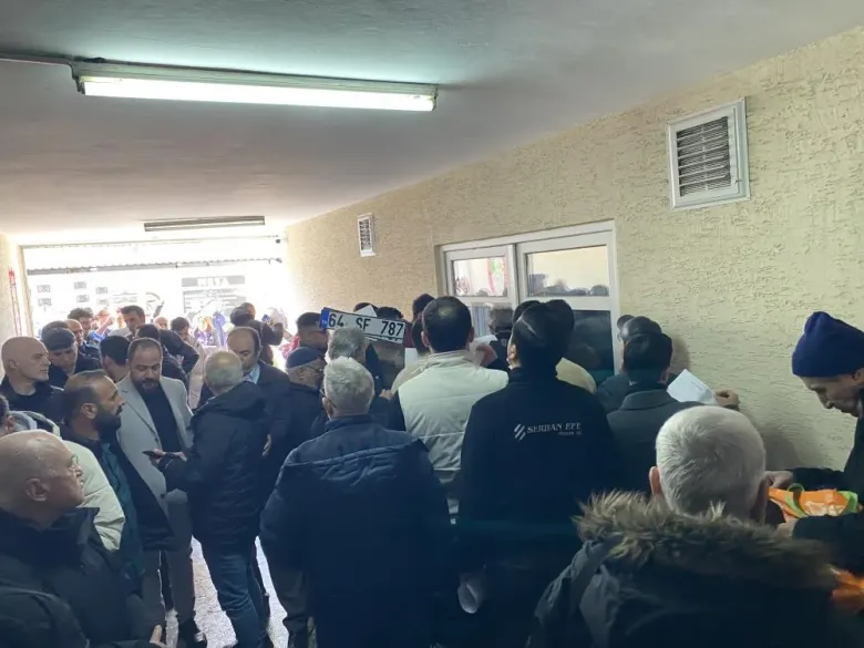 Plaka kuyruğu bitmiyor! Saatlerce sıra beklediler Plaka kuyruğu bitmiyor! Saatlerce sıra beklediler