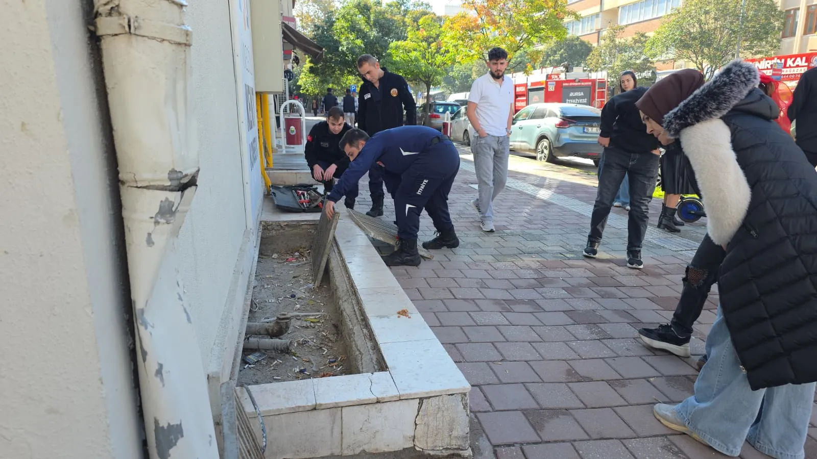 İnegöl’de Mazgala Düşen Kedi Yavrusu Kurtarıldı