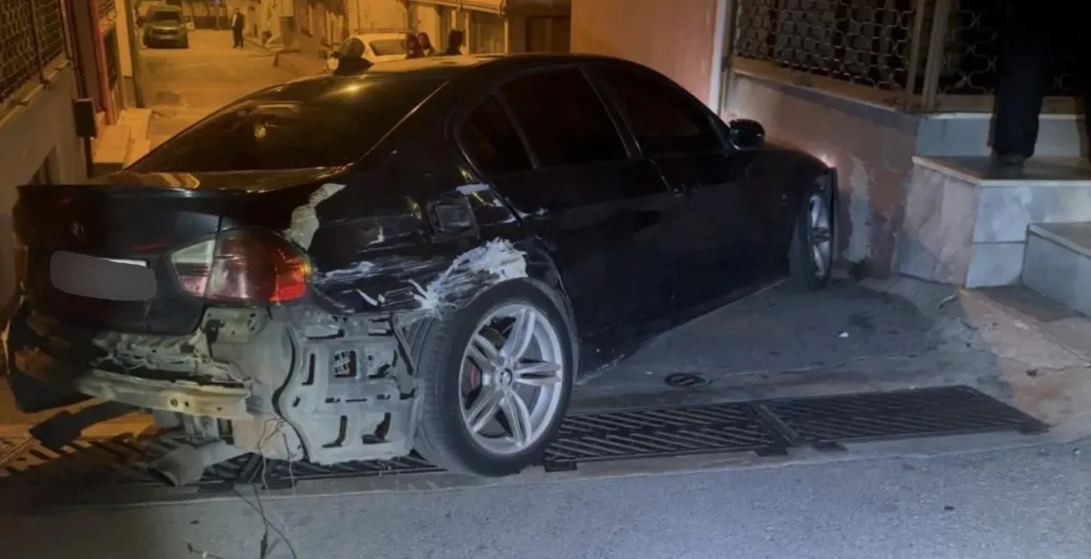 "Dur" ihtarına uymayan sürücü ok gibi duvara saplandı