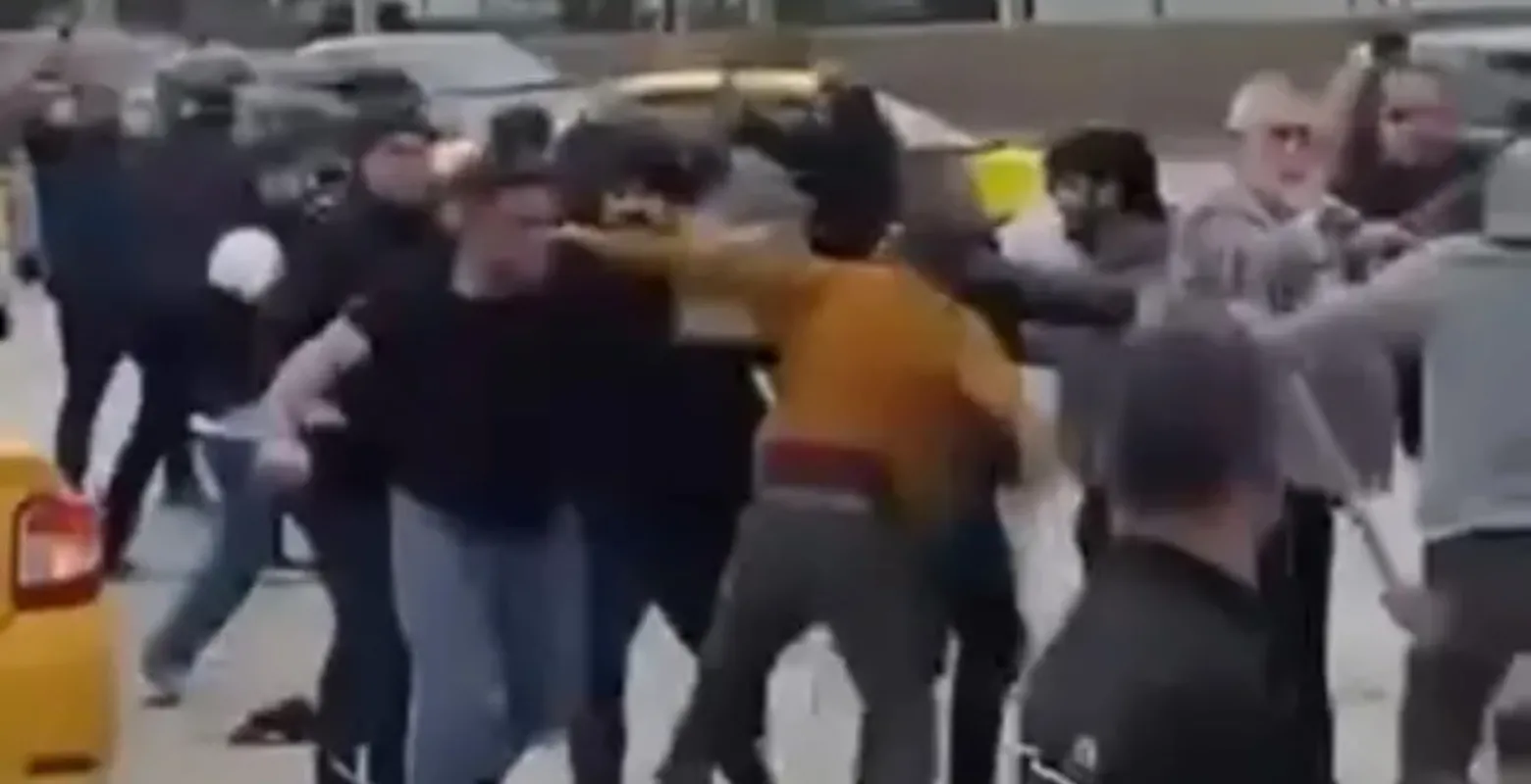 Bu kavgada yok yok! Sopa, yumruk, kask...