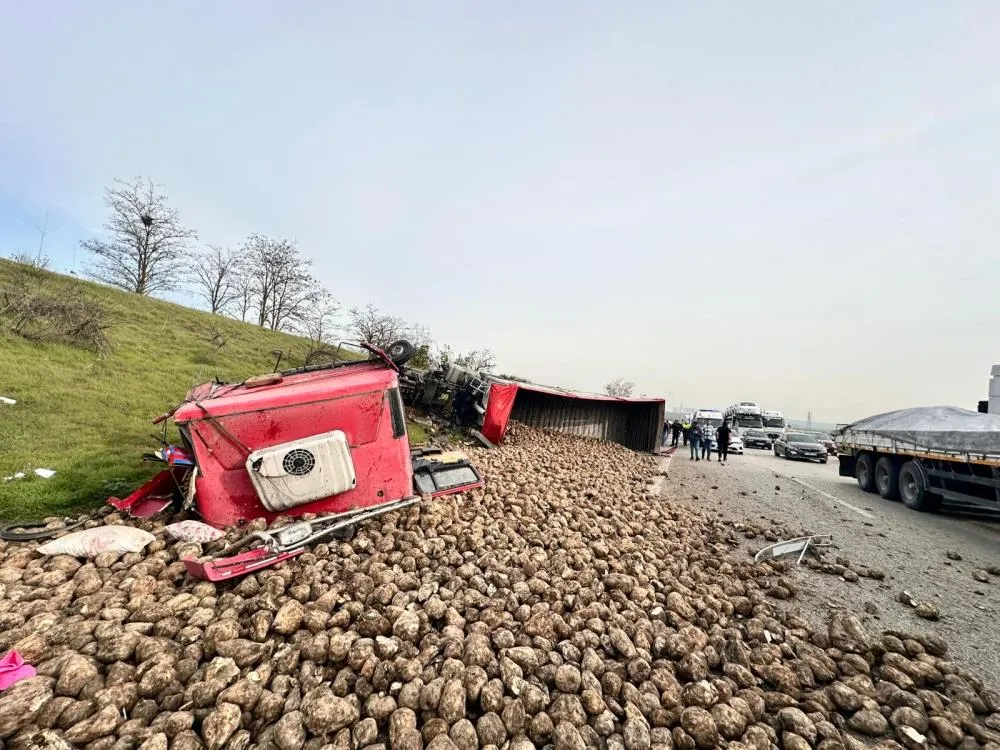 Feci kaza yolu kilitledi! 1'i ağır çok sayıda yaralı var