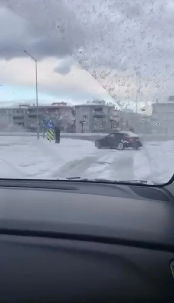 Buzda çılgın drift! Sürücü dehşet saçtı