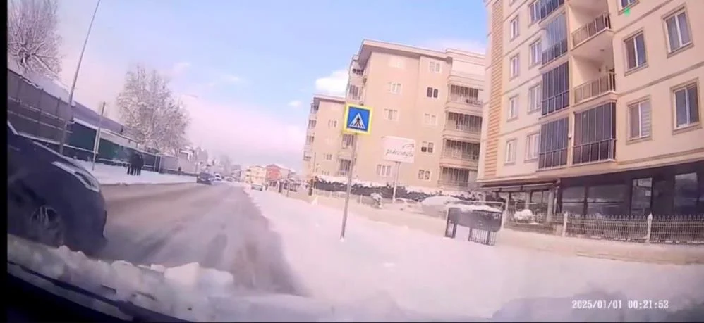 Buzlanma trafiği felç etti! Araçlar birbirine girdi