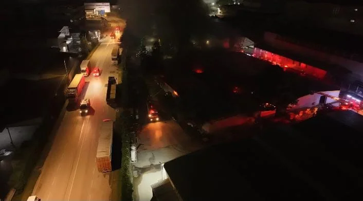 Tekstil fabrikası alevlere teslim oldu!