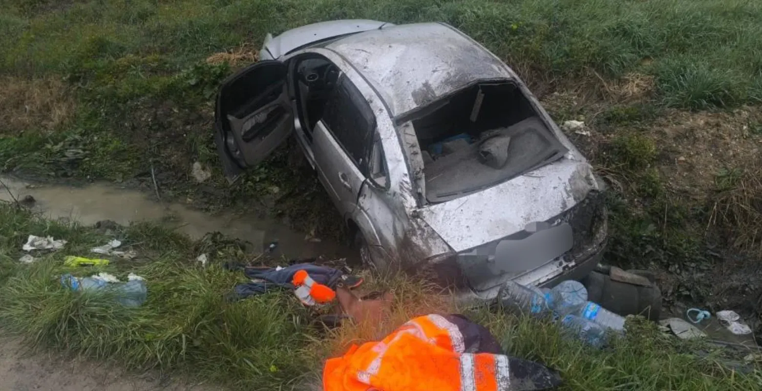 İnegöl'de taklalar atan araç tarlaya uçtu! 3 yaralı