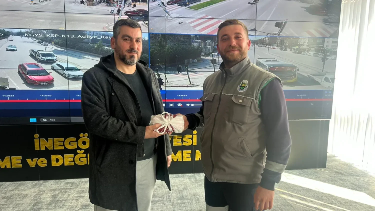 İnegöl’de bulunan 200 bin TL sahibine teslim edildi İnegöl’de bulunan 200 bin TL sahibine teslim edildi