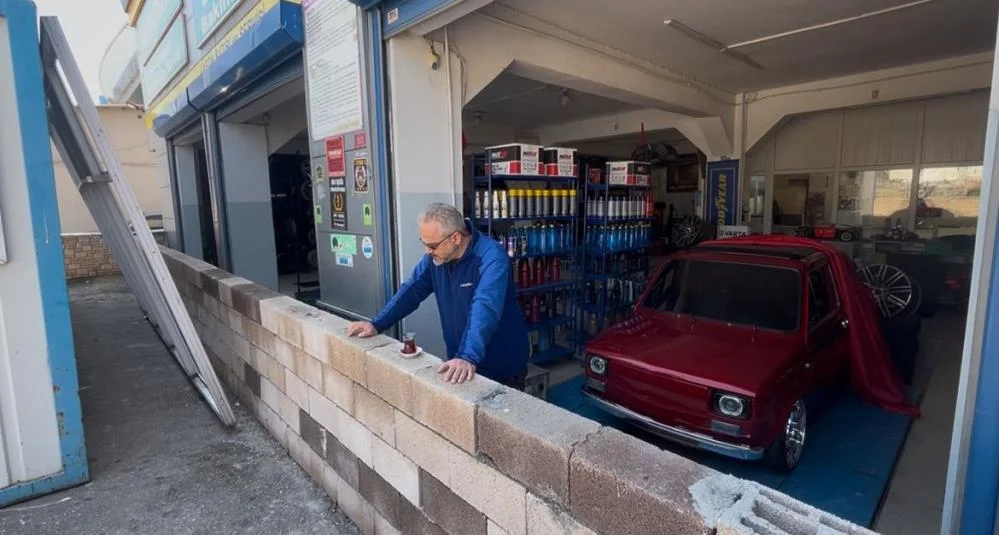 Dükkanın önüne duvar ördü! Araçlar içeride kaldı