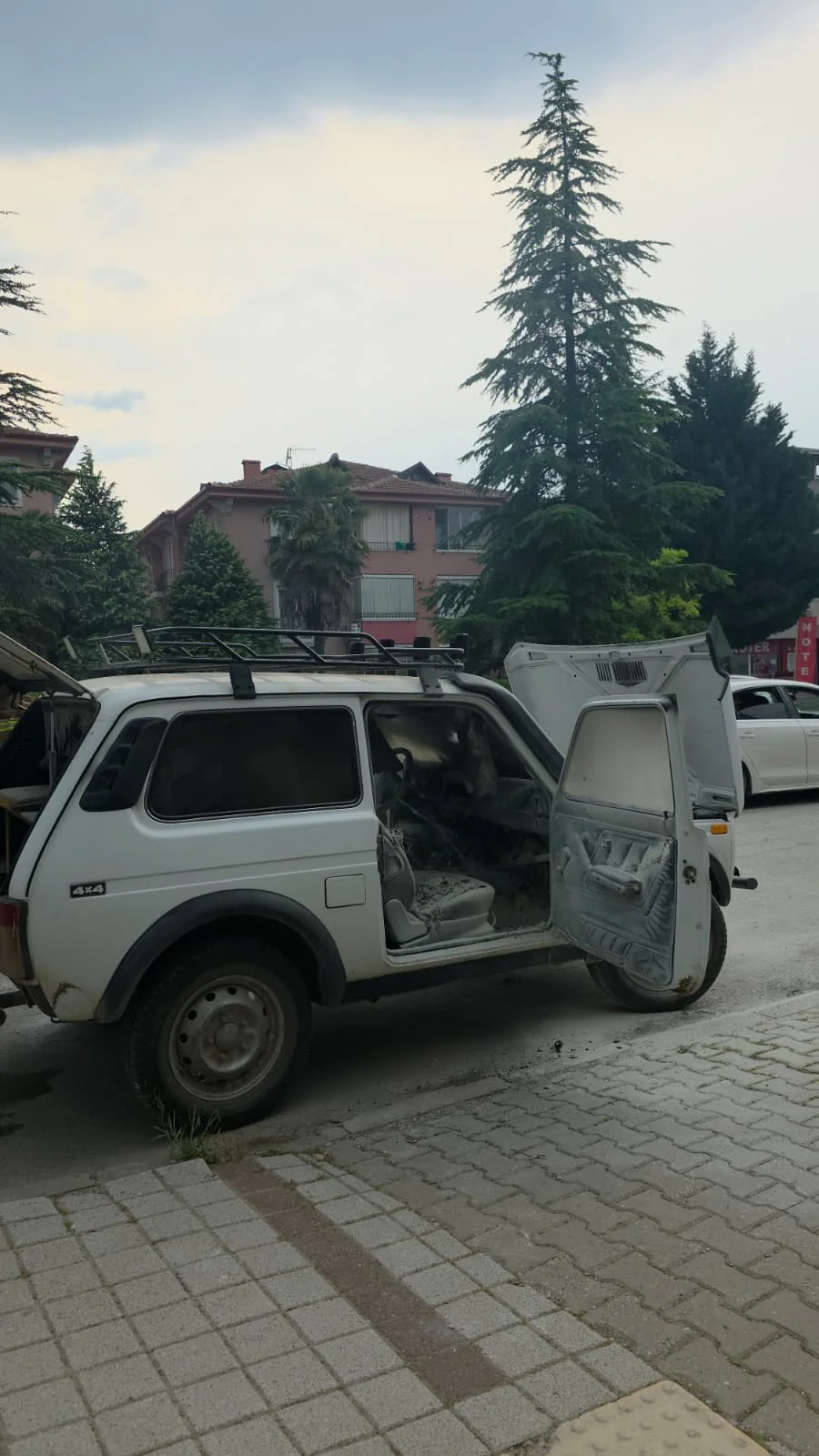 İnegöl'de araç yangını! Vatandaşlar seferber oldu İnegöl'de araç yangını! Vatandaşlar seferber oldu