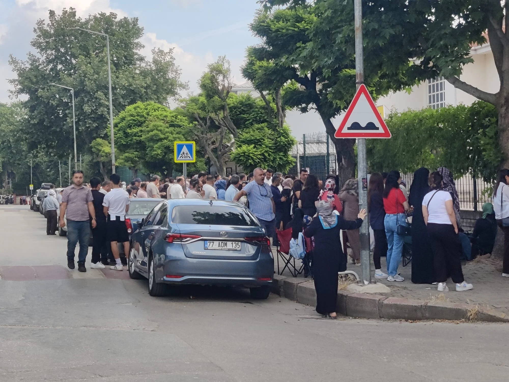 İnegöl’de LGS Heyecanı! Veliler Okul Önlerinde Nefeslerini Tuttu
