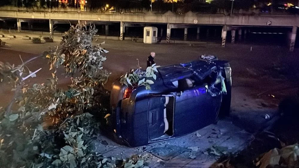 Trafik magandasının sıkıştırdığı araç kaza yaptı! 4 kişi hastanelik oldu