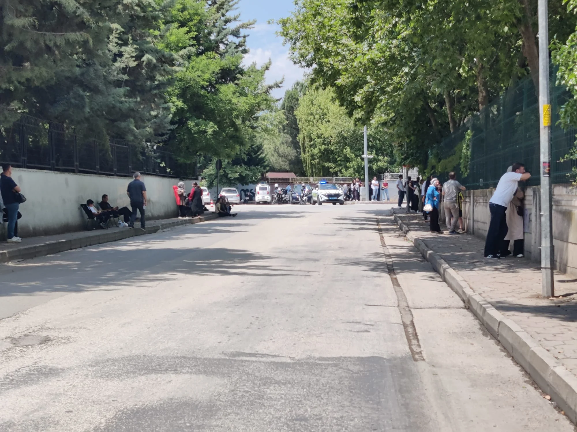 İnegöl’de YKS Heyecanı! Öğrenciler Sınavda, Aileler Dualarla Bekledi