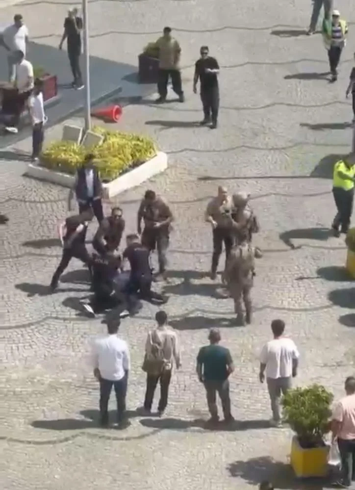 Adliye önü savaş alanına döndü! 1'i polis 3 yaralı