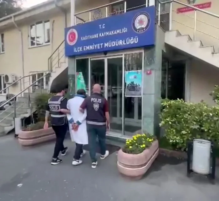 Türk bayrağına çirkin saldırı! Kıskıvrak yakalandı