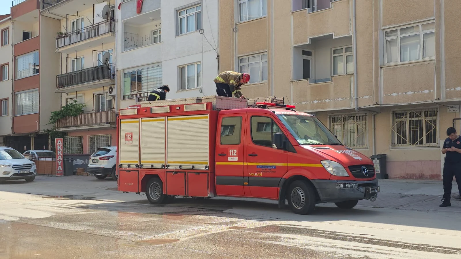 İnegöl'de mahsur kalan çocuğun imdadına itfaiye yetişti!