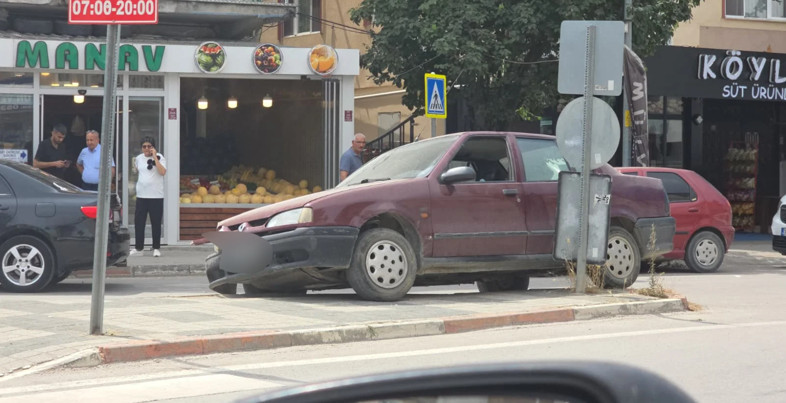 İnegöl'de korkutan kaza! 1'i bebek 2 yaralı