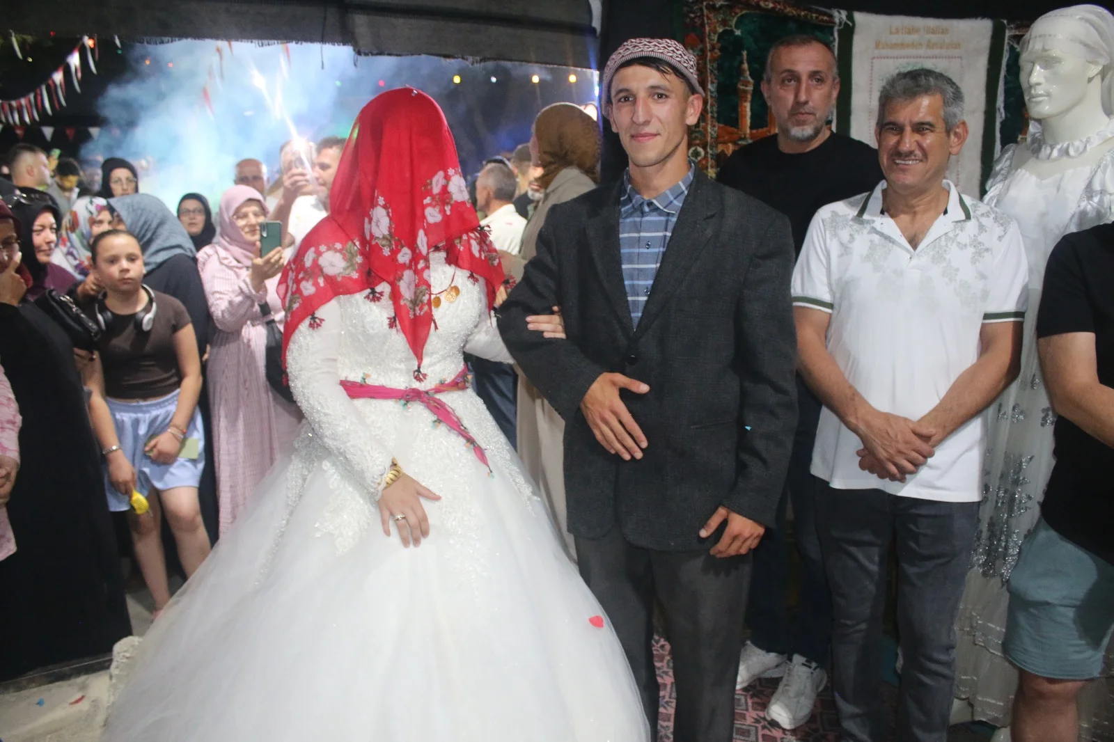 İnegöl'de At ile Gelin İndirme Geleneği Festivale Damga Vurdu İnegöl'de At ile Gelin İndirme Geleneği Festivale Damga Vurdu