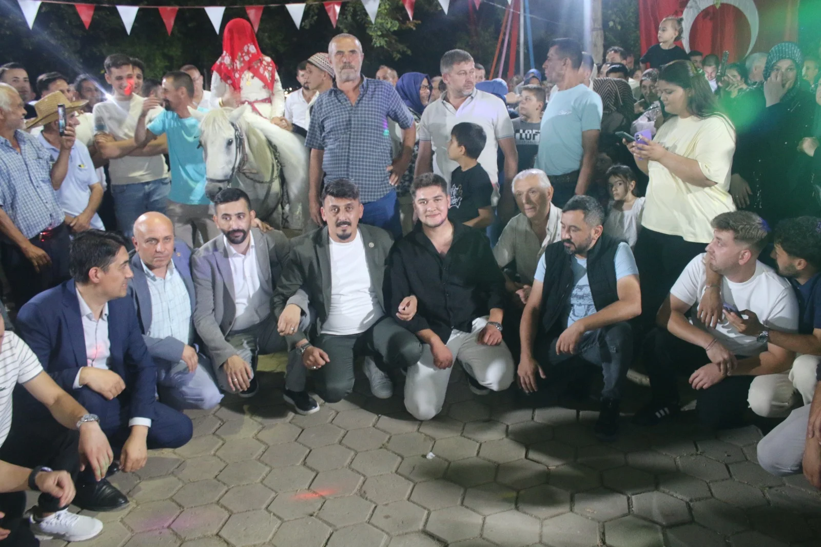İnegöl'de At ile Gelin İndirme Geleneği Festivale Damga Vurdu İnegöl'de At ile Gelin İndirme Geleneği Festivale Damga Vurdu