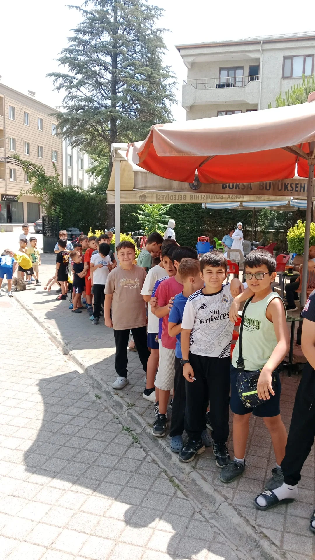 İnegöl'de çocukları sevindirmek isteyen lastikçi esnafı neye uğradığını şaşırdı