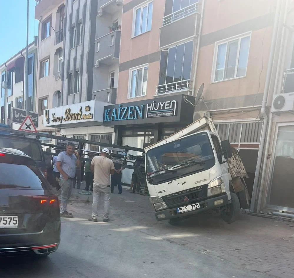 İnegöl'de Asansör Dehşeti! Saniyelerle Kurtuldular İnegöl'de Asansör Dehşeti! Saniyelerle Kurtuldular
