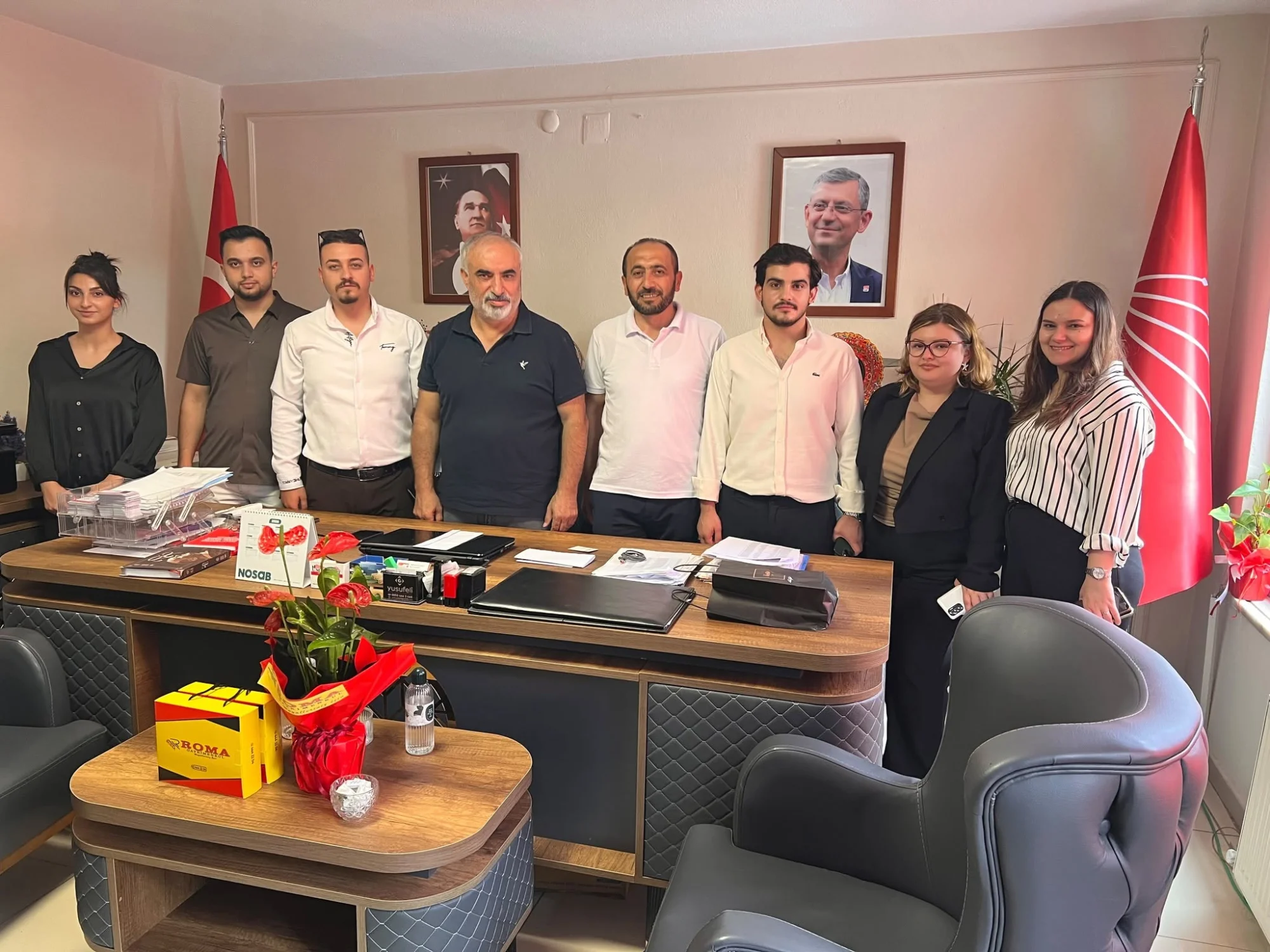 CHP İnegöl İlçe Binasında Dikkat Çeken Detay! Özgür Özel'in Fotoğrafı Kaldırılmadı
