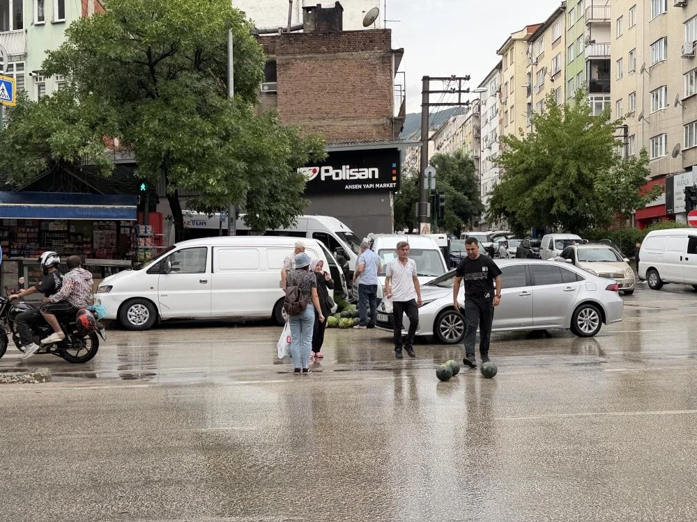 Karpuzlar caddeye saçıldı! Vatandaşlar seferber oldu
